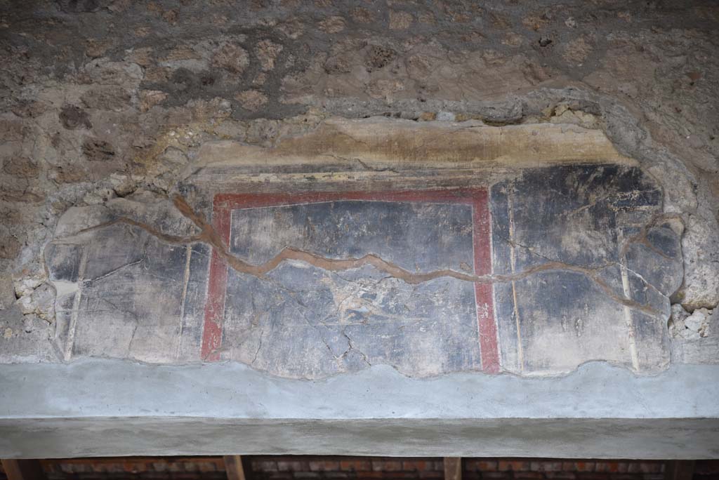 V.4.a Pompeii. March 2018. Room ‘b’, detail of painted decoration from upper east wall in centre above opening into tablinum.
Foto Annette Haug, ERC Grant 681269 DÉCOR.
