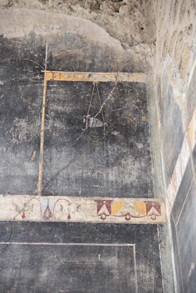 V.4.a Pompeii. March 2018. 
Room ‘b’, detail from upper east wall in south-east corner of atrium. 
Foto Annette Haug, ERC Grant 681269 DÉCOR. 

