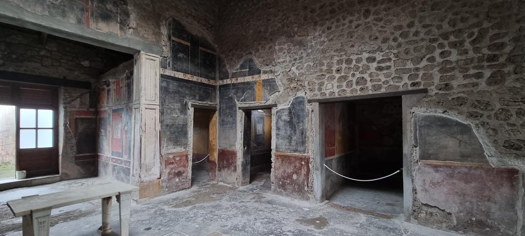 V.4.a Pompeii. January 2023. Room ‘b’, looking towards south-east corner of atrium. Photo courtesy of Miriam Colomer.