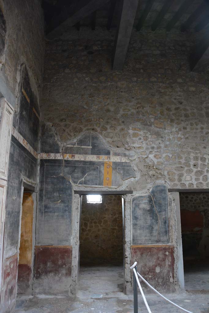 V.4.a Pompeii. March 2018. Room ‘b’, looking towards south wall in south-east corner. 
Foto Annette Haug, ERC Grant 681269 DÉCOR.
