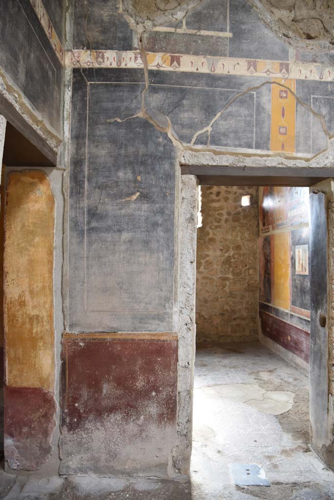 V.4.a Pompeii. March 2018. 
Room ‘b’, looking towards painted south wall of atrium in south-east corner. 
Foto Annette Haug, ERC Grant 681269 DÉCOR.
