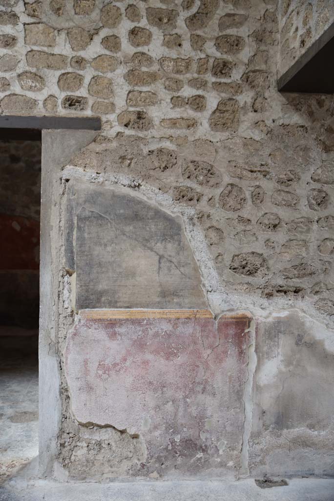 V.4.a Pompeii. March 2018. 
Room ‘b’, detail of remaining painted stucco on south wall of atrium in south-west corner with doorway to room ‘f’, on left. 
Foto Annette Haug, ERC Grant 681269 DÉCOR.
