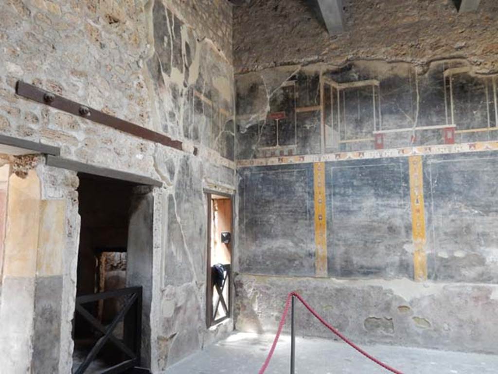 V.4.a Pompeii. May 2015. Doorway to cubiculum, on left, and to steps, in centre, in north-west corner of atrium.  Photo courtesy of Buzz Ferebee.
