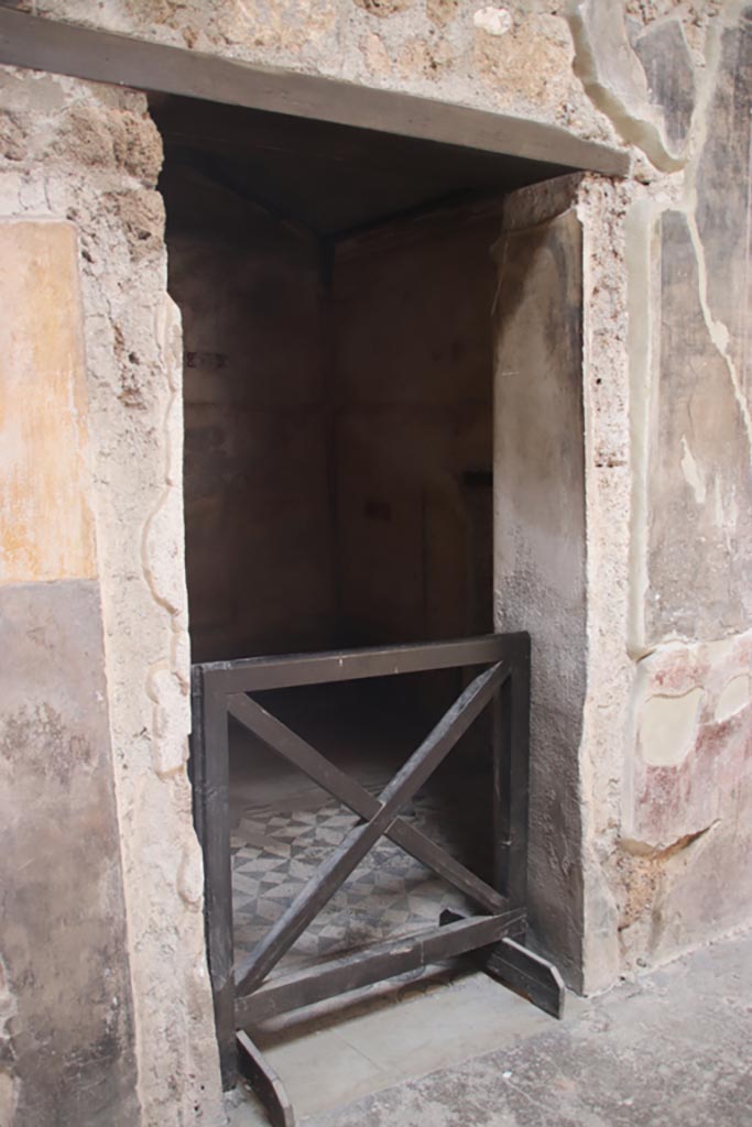 V.4.a Pompeii. October 2023. Doorway to cubiculum ‘c’. Photo courtesy of Klaus Heese.