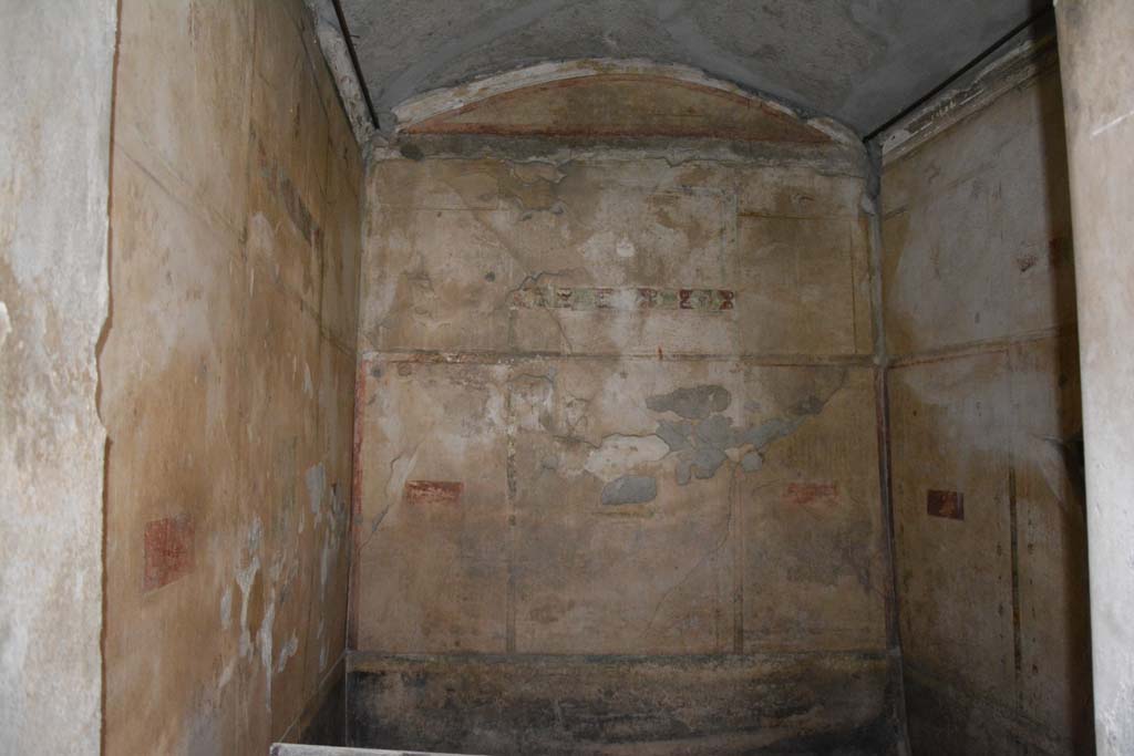 V.4.a Pompeii. March 2018. Room ‘c’, looking west through doorway.
Foto Annette Haug, ERC Grant 681269 DÉCOR.

