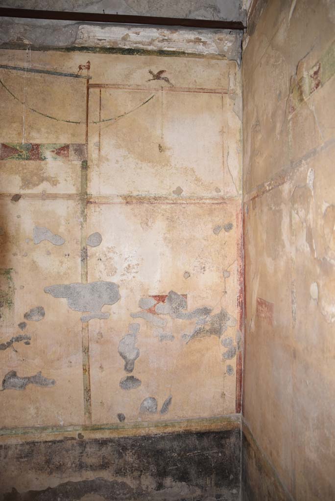 V.4.a Pompeii. March 2018. 
Room ‘c’, painted side panel at west end of south wall in south-west corner.
Foto Annette Haug, ERC Grant 681269 DÉCOR.
