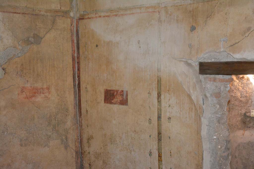 V.4.a Pompeii. March 2019. Room ‘c’, north-west corner and west end of north wall.
Foto Annette Haug, ERC Grant 681269 DÉCOR.

