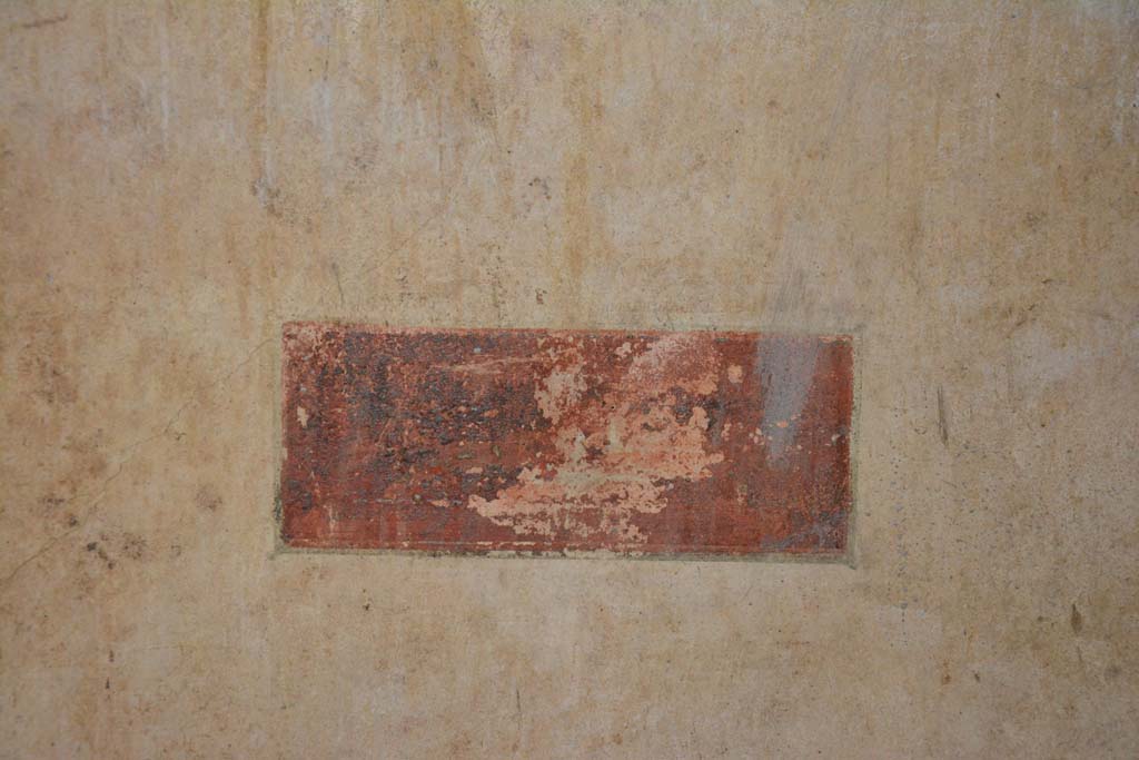 V.4.a Pompeii. March 2018. Room ‘c’, detail of painted panel on west side of doorway in north wall.
Foto Annette Haug, ERC Grant 681269 DÉCOR.
