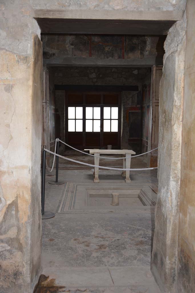 V.4.a Pompeii. March 2018. 
Room ‘c’, looking east across atrium from doorway at south end of east wall.
Foto Annette Haug, ERC Grant 681269 DÉCOR.
