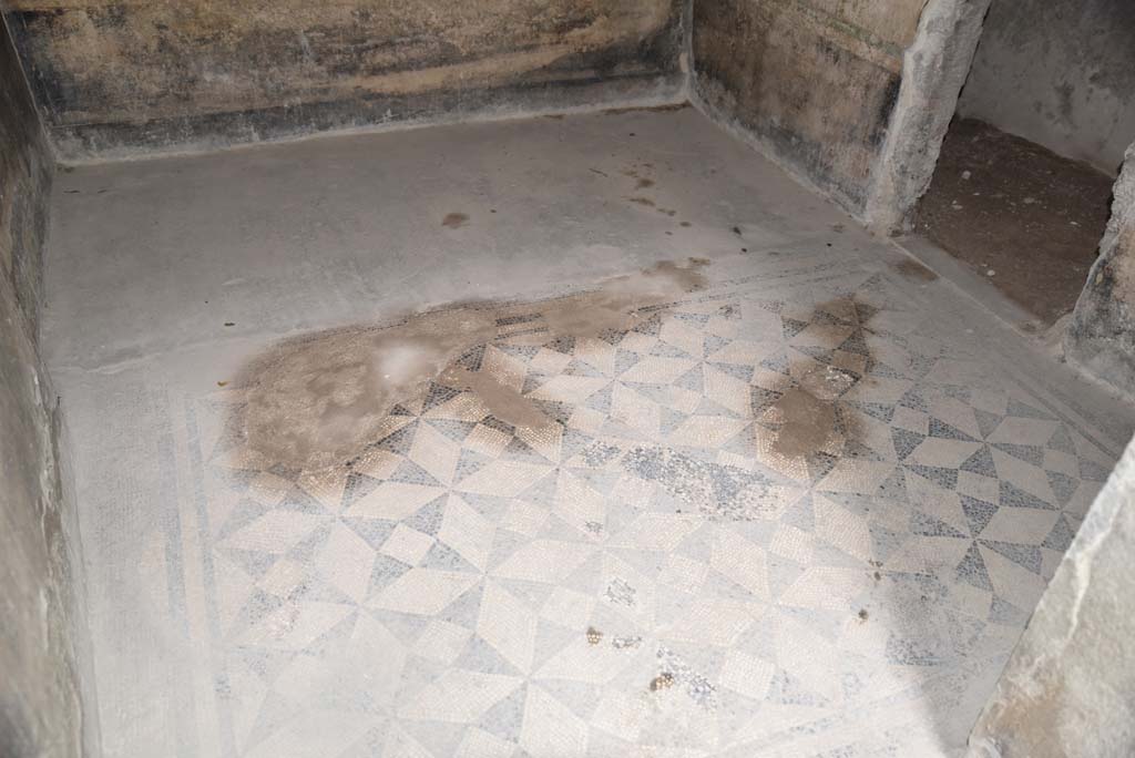 V.4.a Pompeii. March 2018. Room ‘c’, looking north-west across flooring from doorway, with doorway on right, to room ‘e’.
Foto Annette Haug, ERC Grant 681269 DÉCOR.

