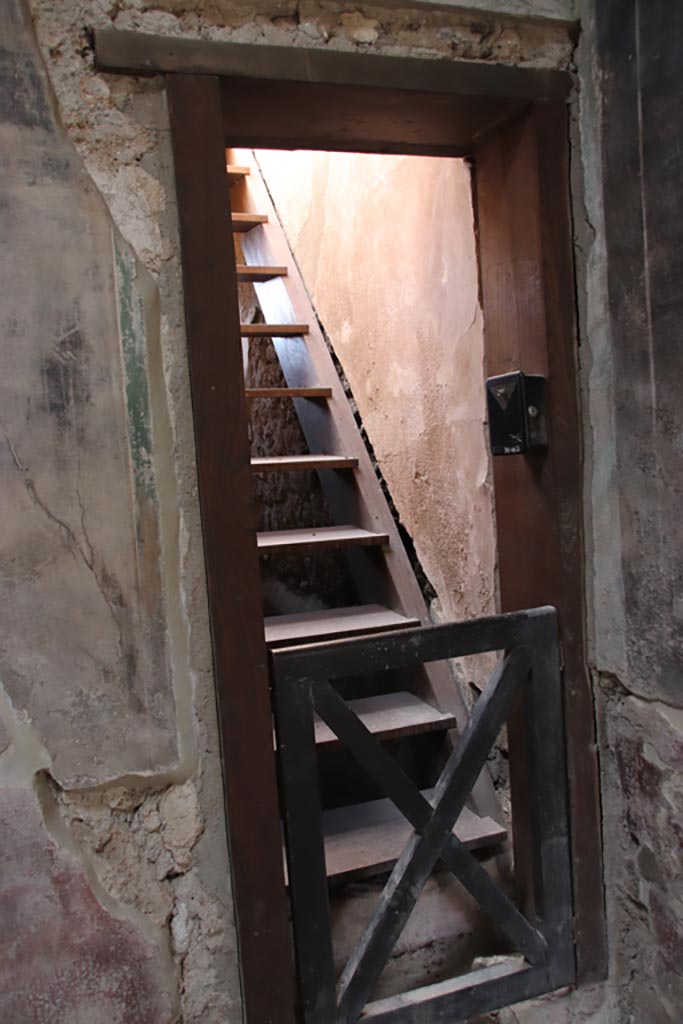 V.4.a Pompeii. October 2023. 
Room ‘e’, doorway to stairs to upper floor in north-west corner of atrium. Photo courtesy of Klaus Heese.
