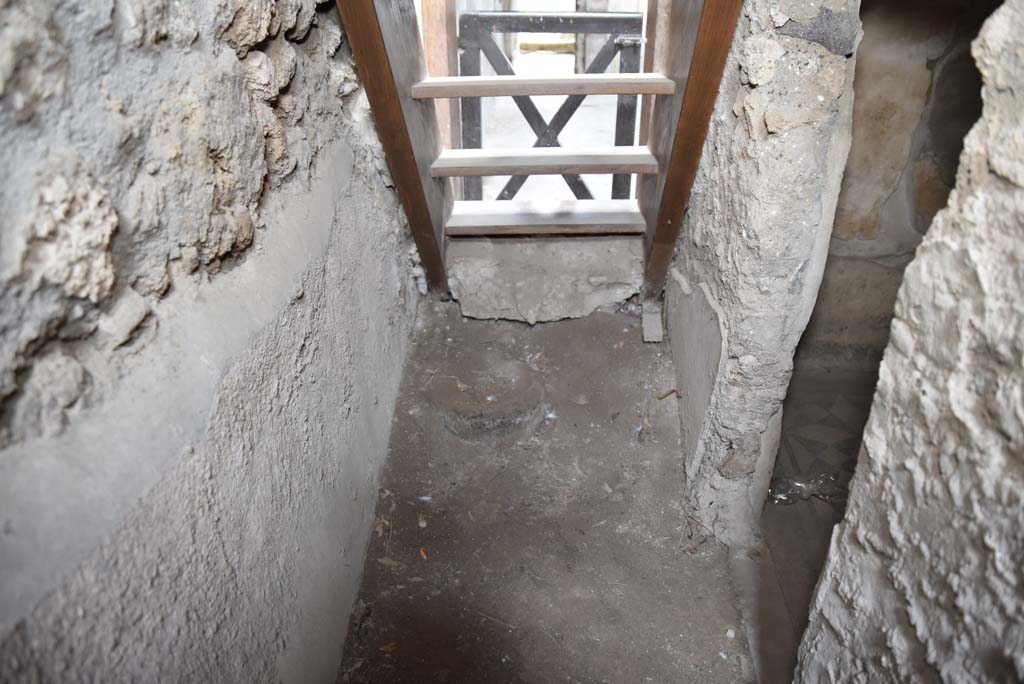 V.4.a Pompeii. March 2018. Room ‘e’, room under stairs to upper floor, looking east towards base of stairs.   
Foto Annette Haug, ERC Grant 681269 DÉCOR.

