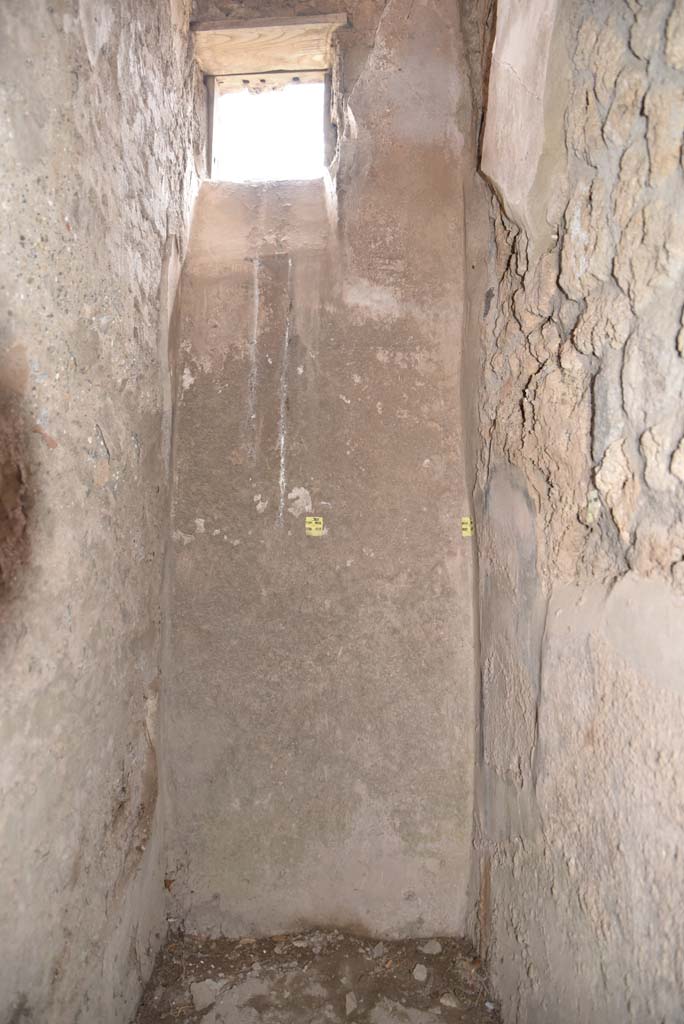 V.4.a Pompeii. March 2018. 
Room ‘e’, room under stairs to upper floor, looking towards west wall with window overlooking roadway.    
Foto Annette Haug, ERC Grant 681269 DÉCOR.
