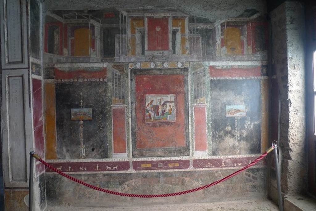 V.4.a Pompeii. July 2010. Wall paintings on north side of tablinum. Photo courtesy of Michael Binns.