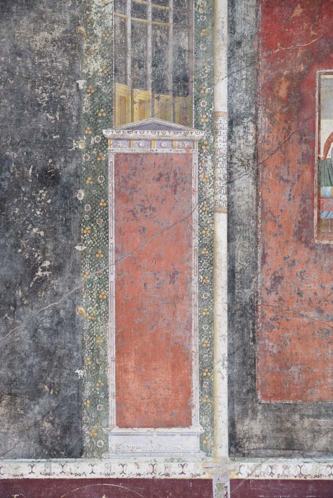 V.4.a Pompeii. March 2018. 
Room ‘h’, painted panel separating black side panel on west side of central panel on north wall.
Foto Annette Haug, ERC Grant 681269 DÉCOR.

