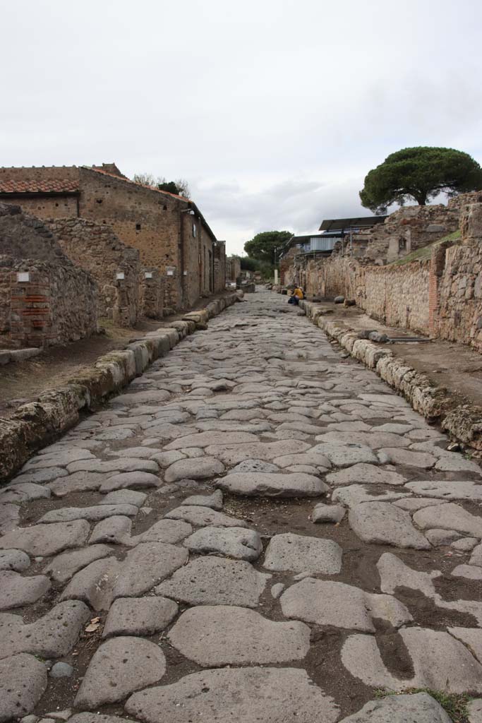 V.6.6 Pompeii, Pompeii. October 2020. 
Looking north along east side of Via del Vesuvio. Photo courtesy of Klaus Heese.
