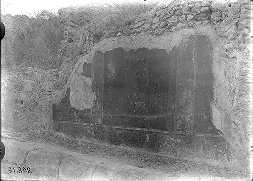 V.6.13 Pompeii. Geometric zoccolo and red panelled compartments on facade.
Comparison of the stonework with the photo above would seem to place this between V.6.13 and V.6.12 where only small remnants of plaster remain
DAIR 31.808. Photo © Deutsches Archäologisches Institut, Abteilung Rom, Arkiv. 
According to PPP, this photo was possibly from V.6.7 and V.6.6.
See Bragantini, de Vos, Badoni, 1983. Pitture e Pavimenti di Pompei, Parte 2. Rome: ICCD, p. 104. 
