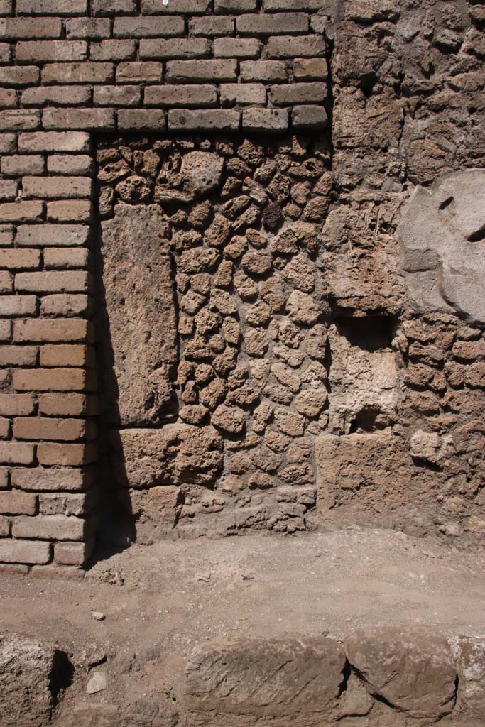 V.7.5 Pompeii. September 2021. Area of entrance doorway. Photo courtesy of Klaus Heese.