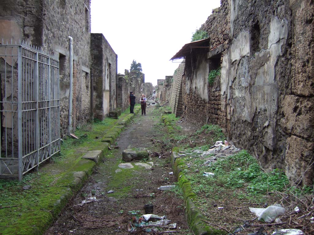 V.2.i Pompeii, on left. December 2005. Vicolo delle Nozze d’Argento looking west from east end near V.7.5/6, on right.