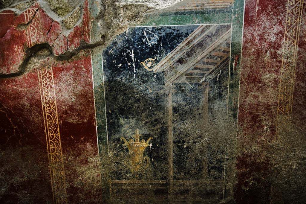 V.7.7 Pompeii. 2018. West wall of fauces with painted architectural scene with vase.
Photograph © Parco Archeologico di Pompei.
