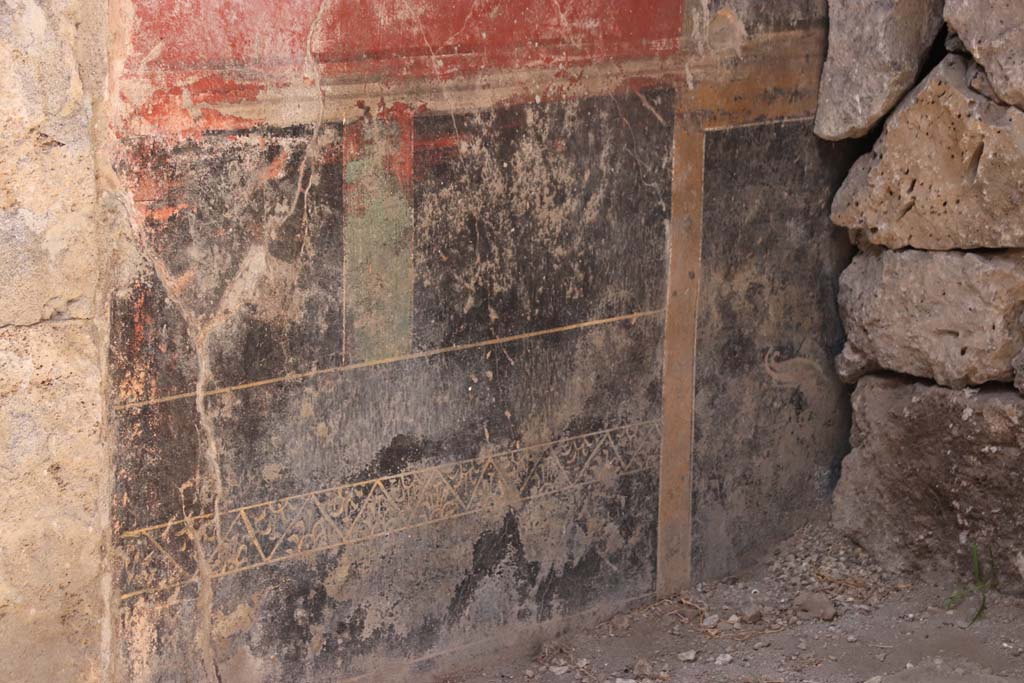 V.7.7 Pompeii. September 2021. Painted zoccolo on west wall of entrance corridor. Photo courtesy of Klaus Heese.