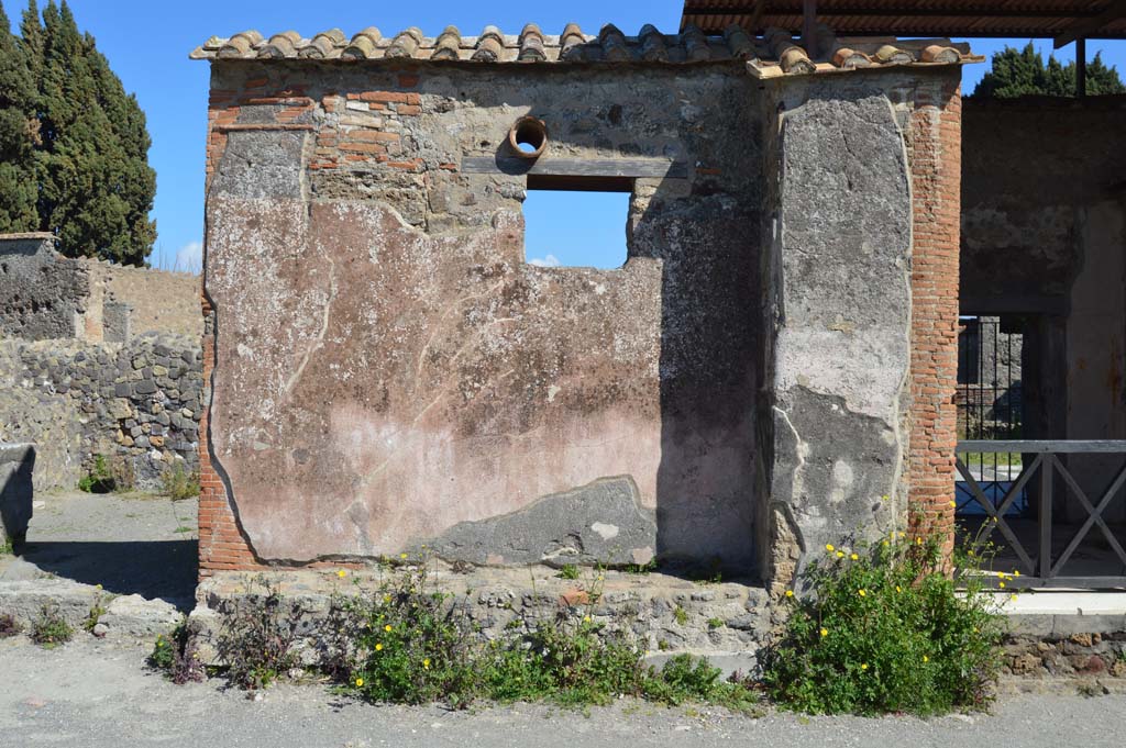 VI.1.5 Pompeii. March 2019. Exterior wall on Via Consolare, on south side of entrance doorway, on left.
Foto Taylor Lauritsen, ERC Grant 681269 DÉCOR.
