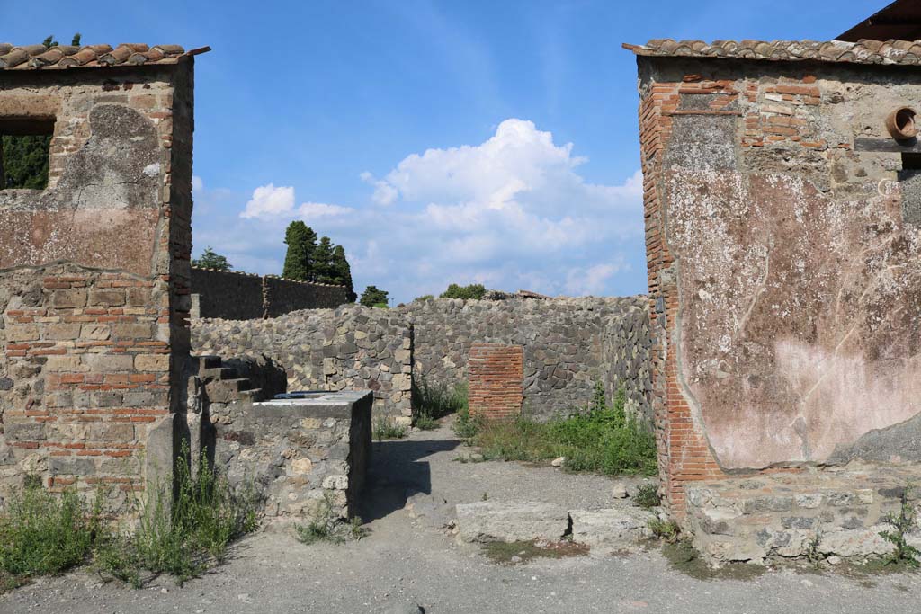 VI.1.5, Pompeii. December 2018. Looking east towards entrance doorway. Photo courtesy of Aude Durand.
