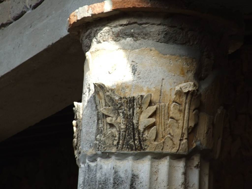 VI.1.7 House of the Vestals.  Detail of top of column in peristyle.