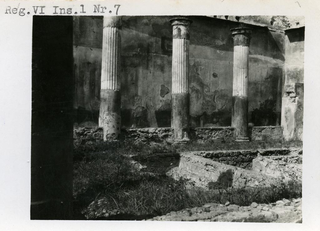 VI.1.7 Pompeii. Pre-1937-39. Looking towards west wall of peristyle, with remains of wall paintings.
Photo courtesy of American Academy in Rome, Photographic Archive. Warsher collection no. 1720.
