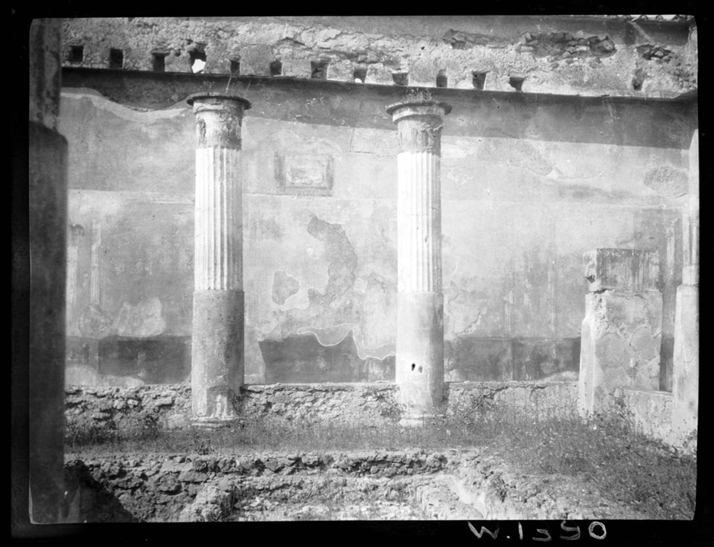 VI.1.7 Pompeii. W.1390. Looking towards west wall of peristyle, with remains of wall paintings.
Photo by Tatiana Warscher. Photo © Deutsches Archäologisches Institut, Abteilung Rom, Arkiv. 
