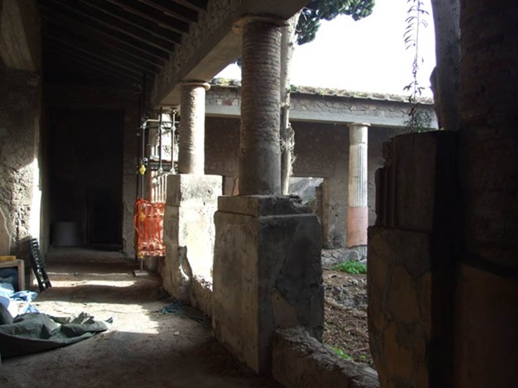 VI.1.7 House of the Vestals.  North side of room 13, the peristyle.