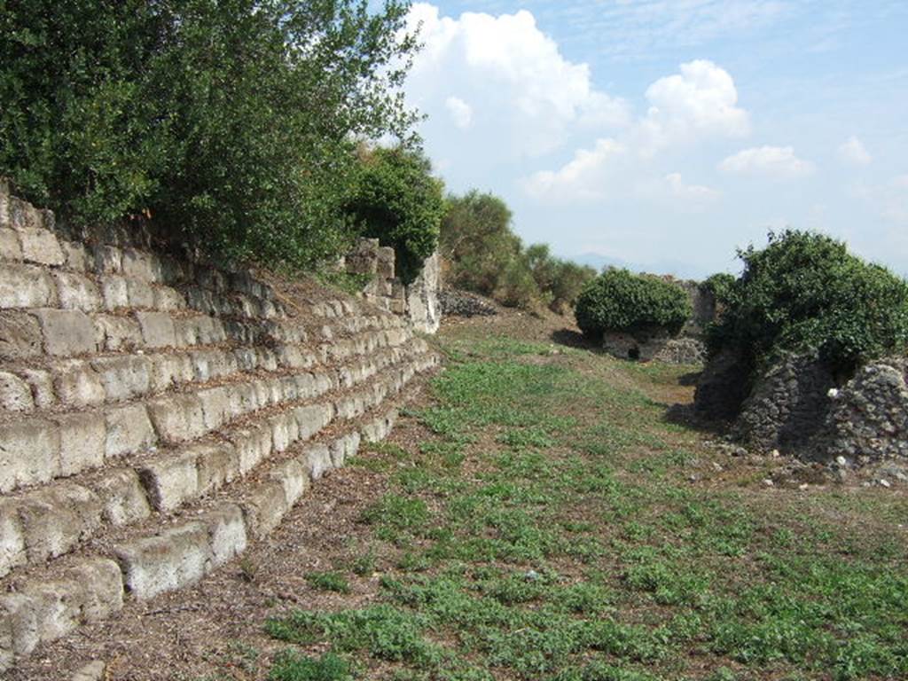 Walls near VI.1.26 behind VI.2, Pompeii. September 2005. Looking east.