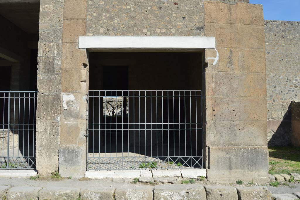 VI.2.3 Pompeii. October 2017. Looking east to entrance doorway.
Foto Taylor Lauritsen, ERC Grant 681269 DCOR.

