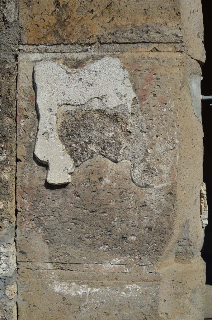 VI.2.3 Pompeii. October 2017. Pilaster on north (left) side of entrance doorway.
Foto Taylor Lauritsen, ERC Grant 681269 DCOR.

