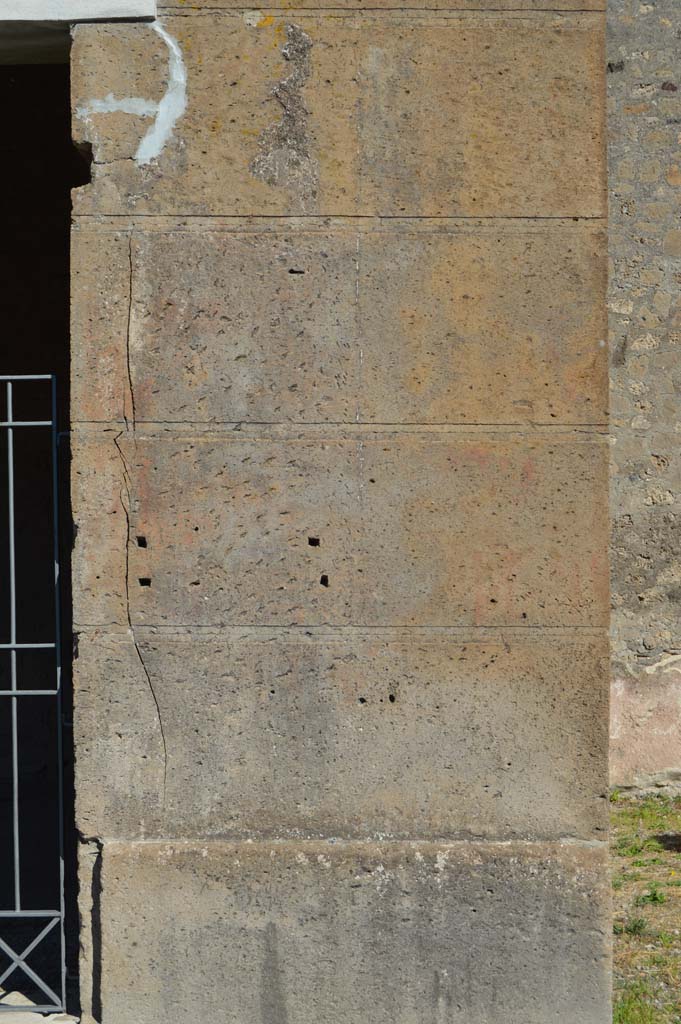 VI.2.3 Pompeii. October 2017. Pilaster on south (right) side of entrance doorway.
Foto Taylor Lauritsen, ERC Grant 681269 DCOR.

