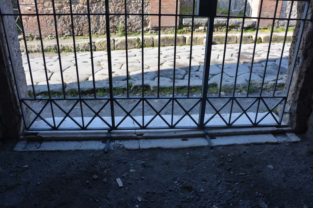 VI.2.3 Pompeii. March 2019. Doorway threshold at entrance to shop, looking west.
Foto Annette Haug, ERC Grant 681269 DCOR.

