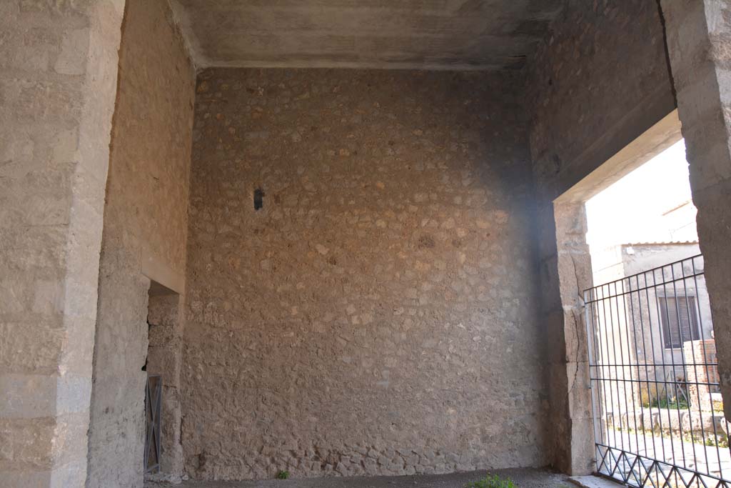 VI.2.3 Pompeii. March 2019. Looking south across shop-room, from VI.2.4.
Foto Annette Haug, ERC Grant 681269 DCOR.

