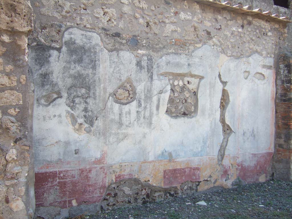 VI.2.22 Pompeii. September 2005. Painted wall decoration on south wall of tablinum.
According to Helbig, a wall painting of Meleager and Atalanta was found in the tablinum.
See Helbig, W., 1868. Wandgemälde der vom Vesuv verschütteten Städte Campaniens. Leipzig: Breitkopf und Härtel. (1164) 
Schefold shows a black-and-white photo of the painting of Meleager and Atalanta on picture 169,3.
See Schefold, K., 1962. Vergessenes Pompeji. Bern: Francke. (p,167 and picture 169,3)
