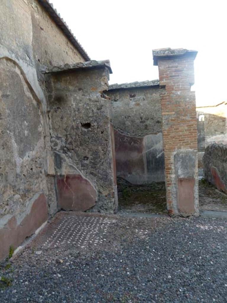 VI.2.22 Pompeii. May 2011. Doorway to cubiculum in north-east corner of peristyle area.