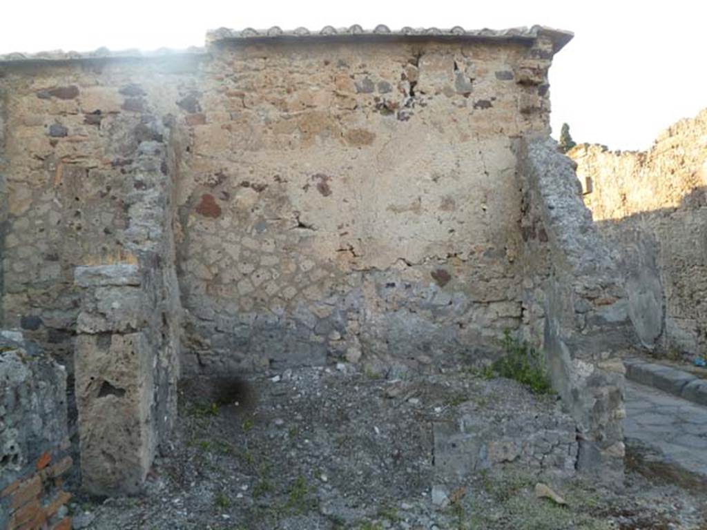 VI.2.23 Pompeii. May 2011. Looking towards north wall, with the doorway to the kitchen of VI.2.24 on the left.  The entrance doorway from Vicolo di Modesto on the right.  According to Eschebach, near the north wall would have been the steps to the upper floor, above the latrine?
See Eschebach, L., 1993. Gebudeverzeichnis und Stadtplan der antiken Stadt Pompeji. Kln: Bhlau. (p.160)

