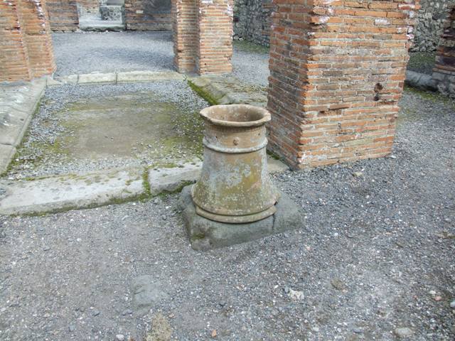 VI.3.3 Pompeii.  March 2009.   Room 4, Tablinum used as entrance to mill room, on east side of Room 1, Atrium.