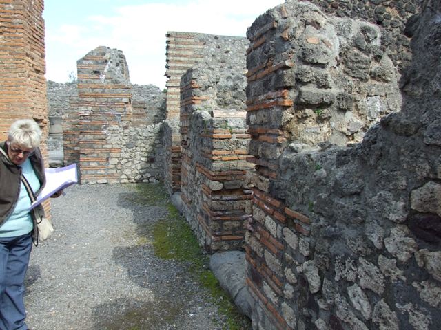 VI.3.3 Pompeii.  March 2009.  Room 5, Looking south along east wall, with small hatch from oven.