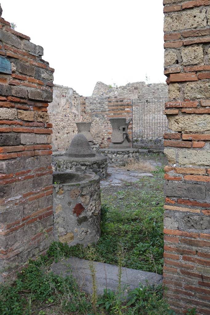 VI.3.3 Pompeii. December 2018. 
Room 5, doorway in east wall to room 7. Photo courtesy of Aude Durand.
