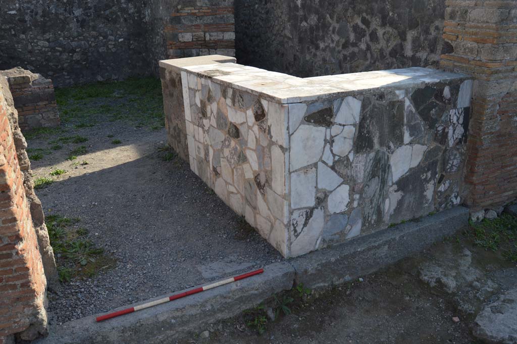 VI.4.1 Pompeii. October 2017. Looking south-west across two-sided counter.
Foto Taylor Lauritsen, ERC Grant 681269 DCOR.
