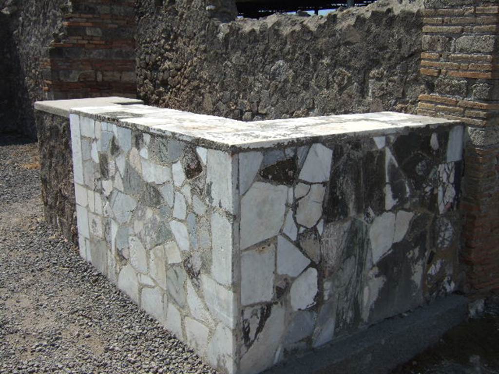 VI.4.1 Pompeii. May 2006. Two-sided marble counter without urns, but with hearth or oven. According to Eschebach, this had a three-sided counter.
See Eschebach, L., 1993. Gebudeverzeichnis und Stadtplan der antiken Stadt Pompeji. Kln: Bhlau. (p.166)
