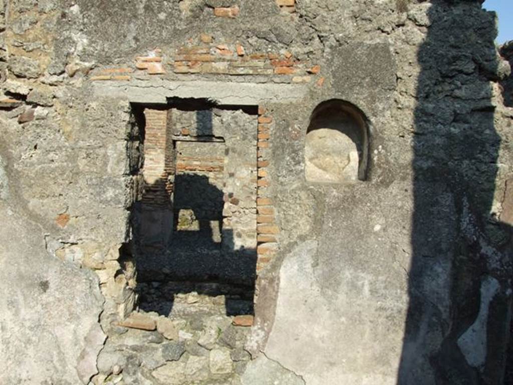 VI.5.17 Pompeii.  March 2009.  Room behind atrium area, East wall with niche, and window to atrium.