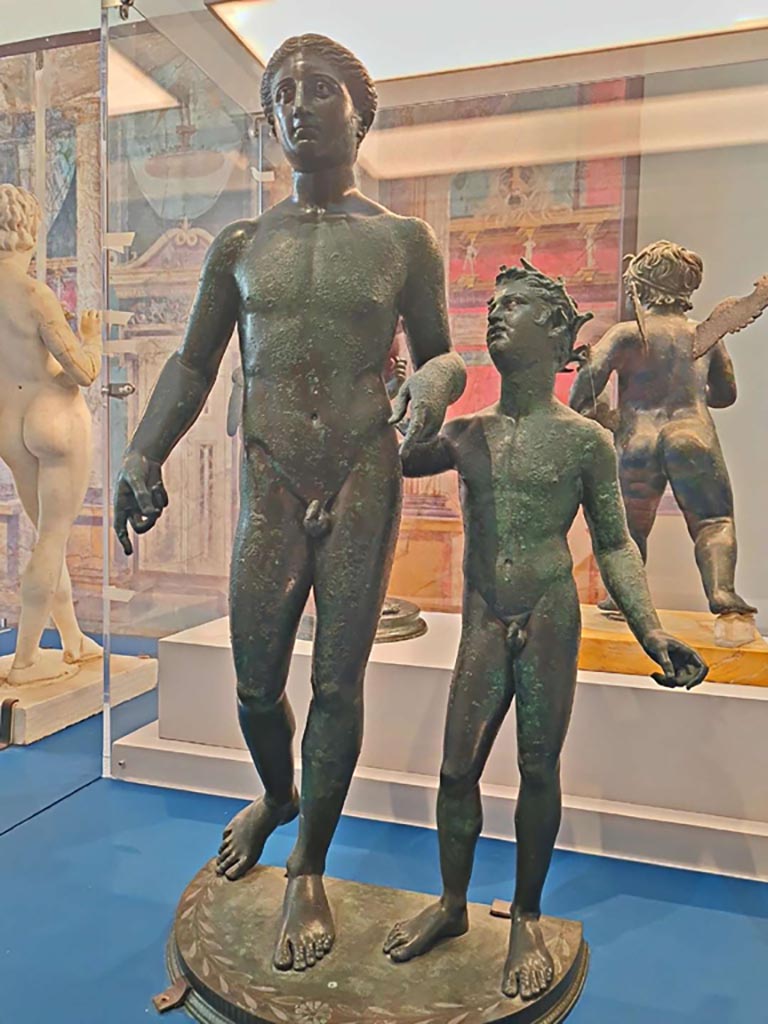 VI.6.1 Pompeii. October 2023. 
Bronze and silver statue of Dionysos and a Satyr, inv. 4995. Photo courtesy of Giuseppe Ciaramella. 
On display in “L’altra MANN” exhibition, October 2023, at Naples Archaeological Museum.
