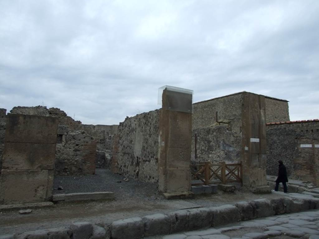 VI.6.3 Pompeii. December 2007. Entrance doorway to VI.6.3 on the left.  VI.6.4 entrance is on the right.  
One of the etuns is on the right hand side of the entrance of VI.6.3 and can be seen on the middle pillar of the two entrances.
