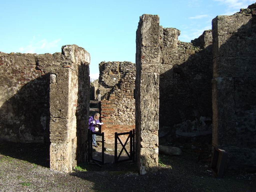 VI.6.9 Pompeii. December 2005. Looking east across atrium, towards entrance doorway (centre). On the left and right of the entrance corridor were doorways into cubicula.
