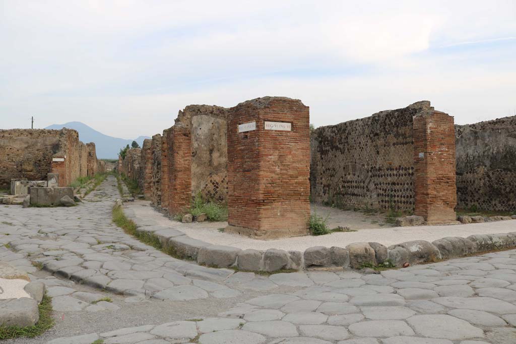 VI.6.20/1 Pompeii, in centre. December 2018. 
Looking north to two entrance doorways at the junction of Via Consolare and Via delle Terme. Photo courtesy of Aude Durand.
